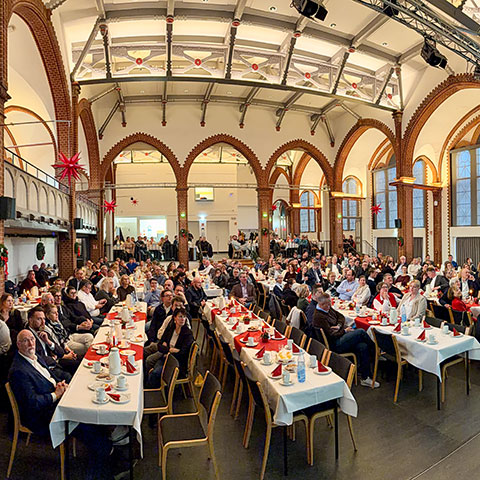 Foto mit G�sten im Saal des Assapheums