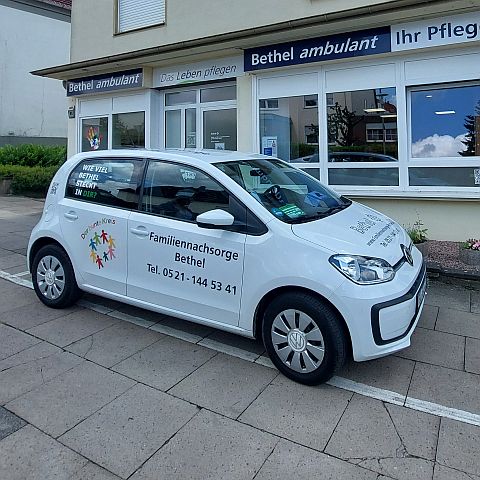 wei�er Dienstwagen von Bethel Ambulant