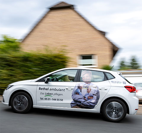 fahrendes wei�es Auto vom Pflegedienst Bethel ambulant