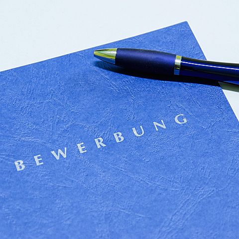 Ausschnitt Bewerbungsmappe mit Stift