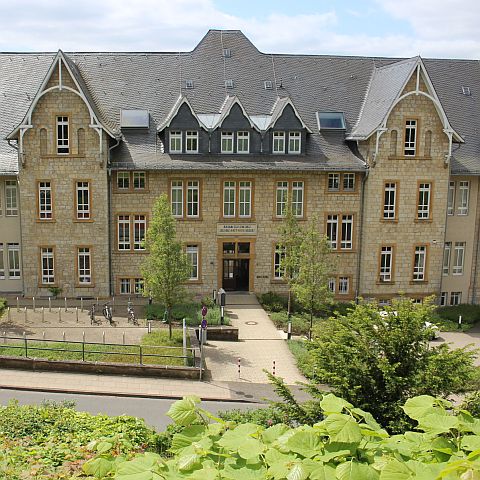 Gebäude der Fachhochschule der Diakonie Das Gebäude der Fachhochschule der Diakonie mit Pflanzen im Vordergrund