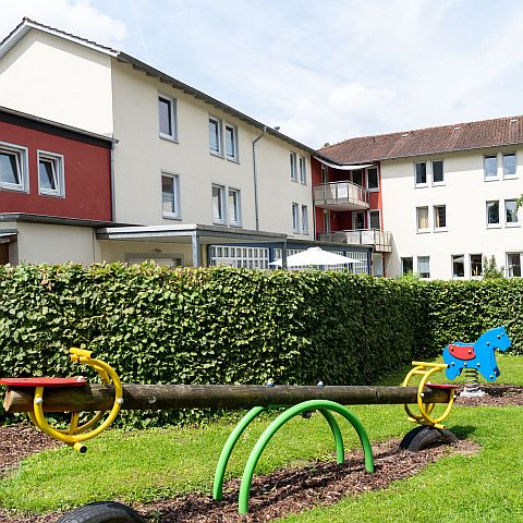 Alice-Salomon-Haus mit einer Wippe