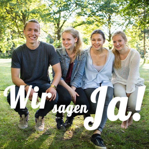4 junge lachende Leute vor dem Slogen 